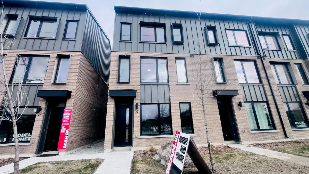 19 RAINWATER LN #MAIN, Barrie, ON L4N 9J6