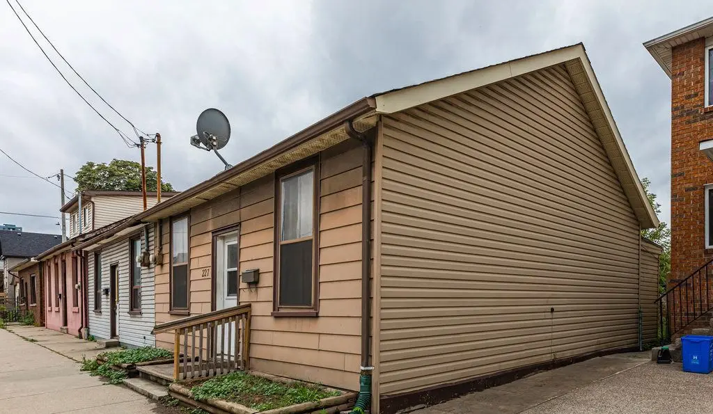 227 Wellington ST N, Hamilton, ON L8L 5A7