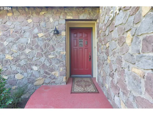 547 OAKDALE DR, Medford, OR 97501