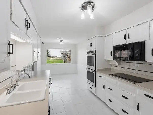 4300 Winding Way, Benbrook, TX 76126