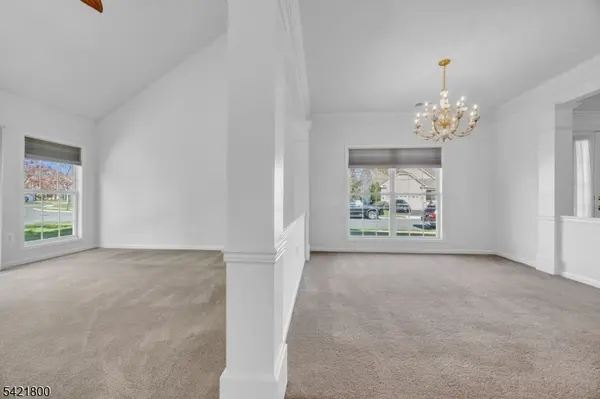 180 Stone Manor Dr, Franklin Twp., NJ 08873