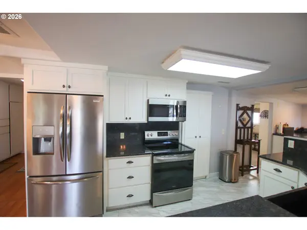 410 PARK AVE, Lakeside, OR 97449