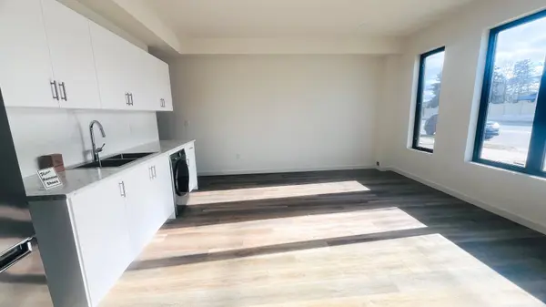 19 RAINWATER LN #MAIN, Barrie, ON L4N 9J6