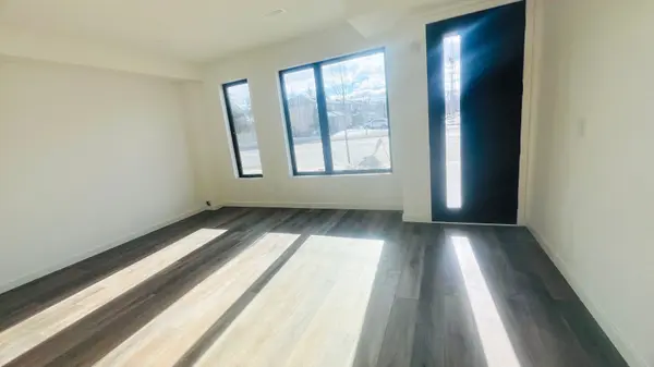 19 RAINWATER LN #MAIN, Barrie, ON L4N 9J6