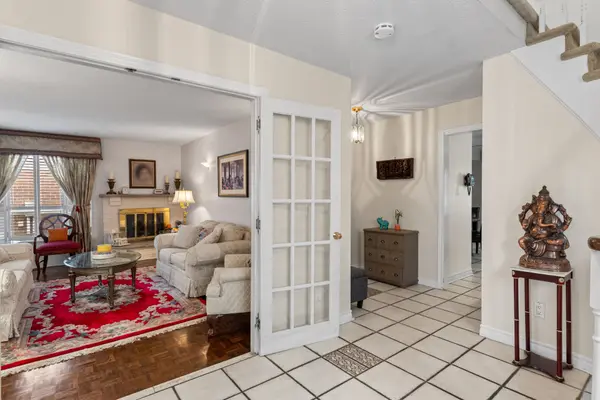 1004 Queensbridge DR, Mississauga, ON L5C 3R1