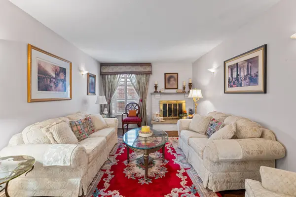 1004 Queensbridge DR, Mississauga, ON L5C 3R1