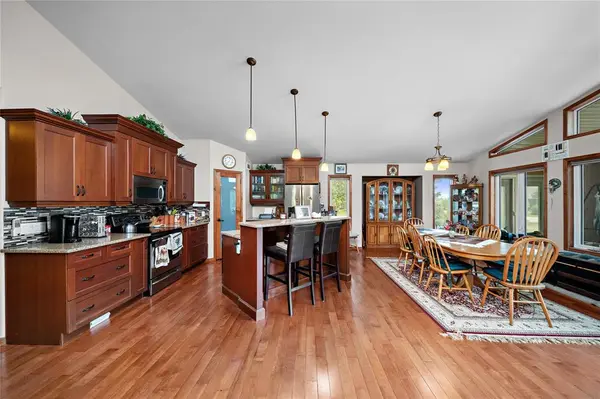 98 1st ST, Lundar, MB R0C 1Y0