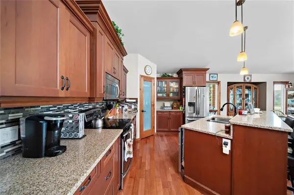 98 1st ST, Lundar, MB R0C 1Y0