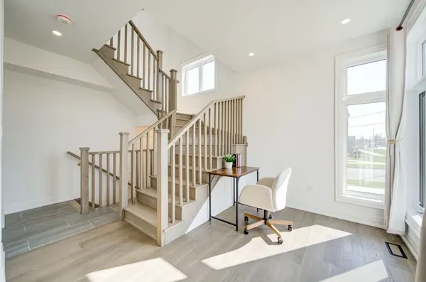 324 King RD, Richmond Hill, ON L4E 1L4