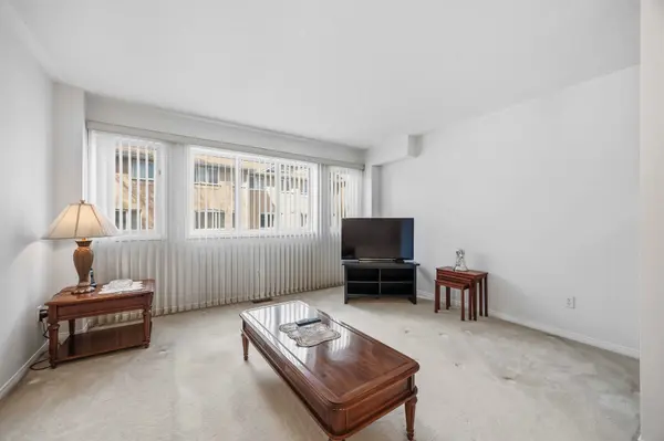 48 Pioneer AVE, Toronto W04, ON M6M 5H5