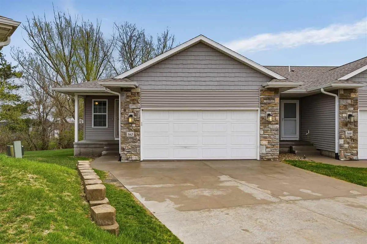 562 Meadow Oak Cir, Fairfax, IA 52228