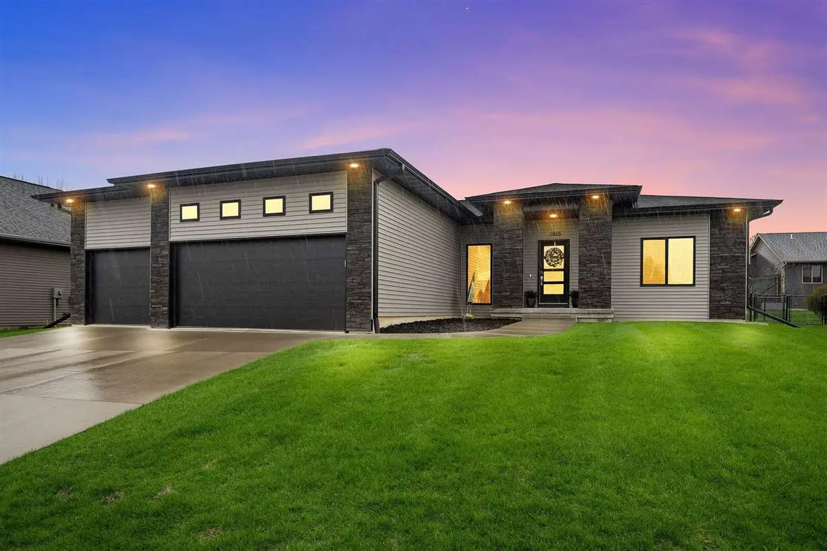 1915 Timber Wolf Dr, North Liberty, IA 52317