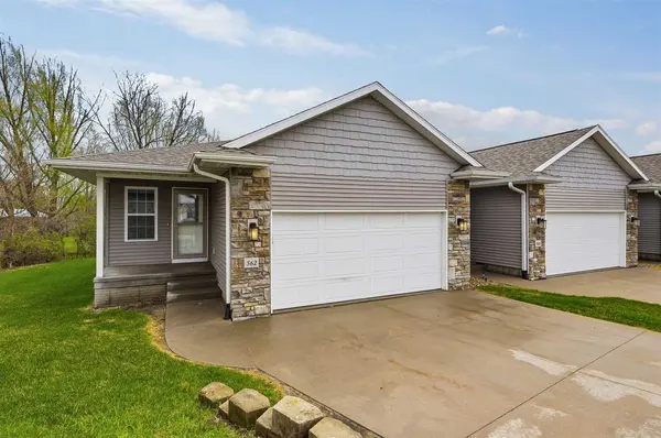 562 Meadow Oak Cir, Fairfax, IA 52228