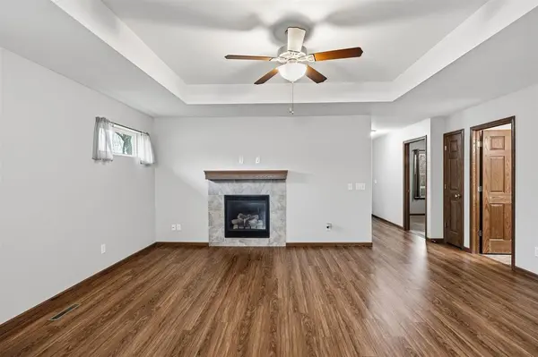 562 Meadow Oak Cir, Fairfax, IA 52228