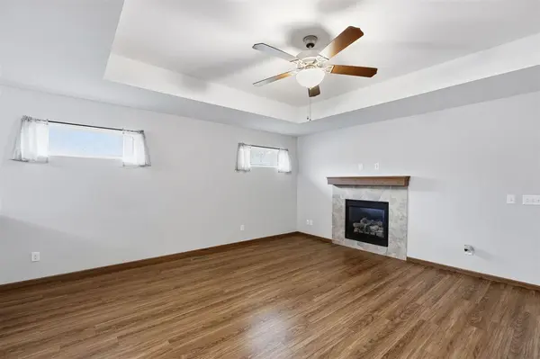 562 Meadow Oak Cir, Fairfax, IA 52228