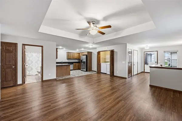 562 Meadow Oak Cir, Fairfax, IA 52228