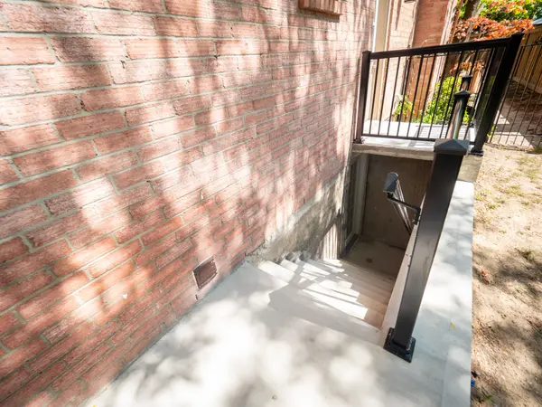 4591 Credit Pointe DR #Bsmt, Mississauga, ON L5M 3L6