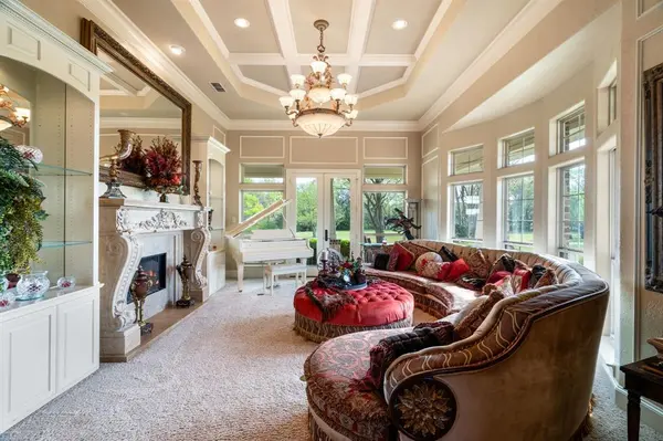 725 Locust Drive, Oak Leaf, TX 75154