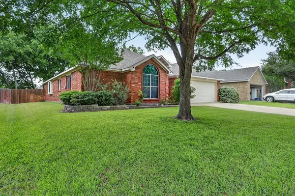 924 Chestnut Lane, Saginaw, TX 76179