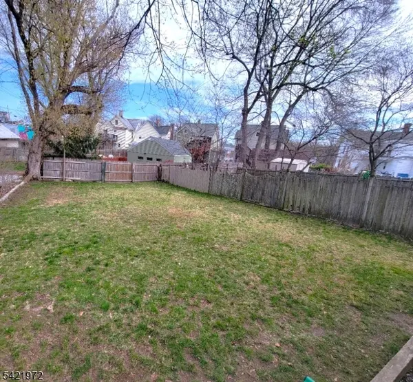 5 Cedar St, Newton Town, NJ 07860