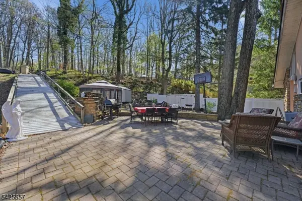 6 Oneida Ave, Hopatcong Boro, NJ 07843