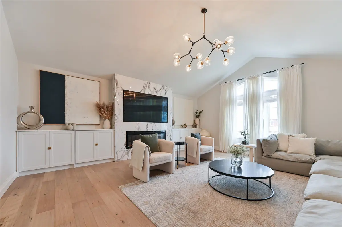 7337 Sandhurst DR, Mississauga, ON L5N 7G7