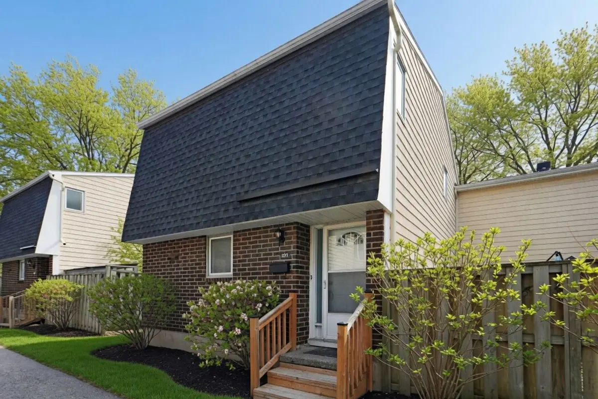 221 Petrie LN, Kanata, ON K2K 1Z5