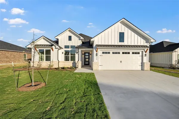 912 Gallant Fox Road,  Hewitt,  TX 76643