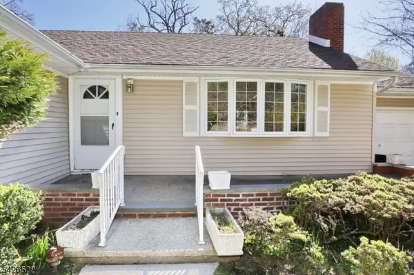 16 Valley View Dr, North Haledon Boro, NJ 07508