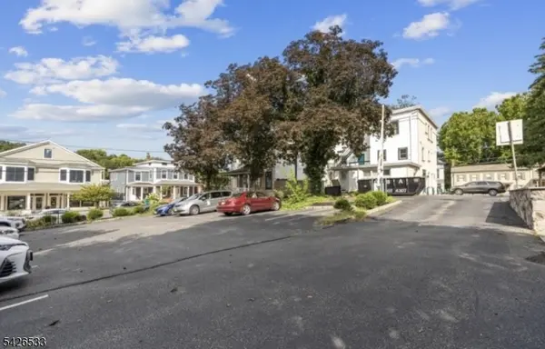 28 Center St, Clinton Town, NJ 08809