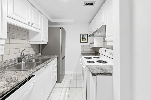 720 Spadina AVE #1510, Toronto C01, ON M5S 2T9