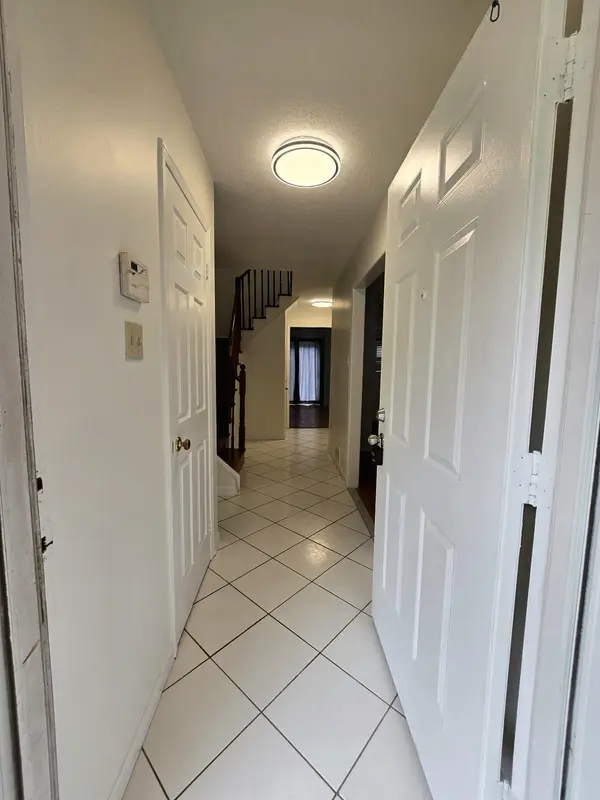 1592 MARSHCOURT DR #MAIN, Pickering, ON L1V 6G3