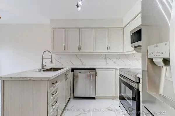 3246 Fanleaf DR, Mississauga, ON L5N 7C9