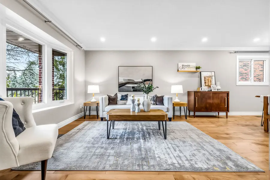 49 Seaton DR, Aurora, ON L4G 3W9