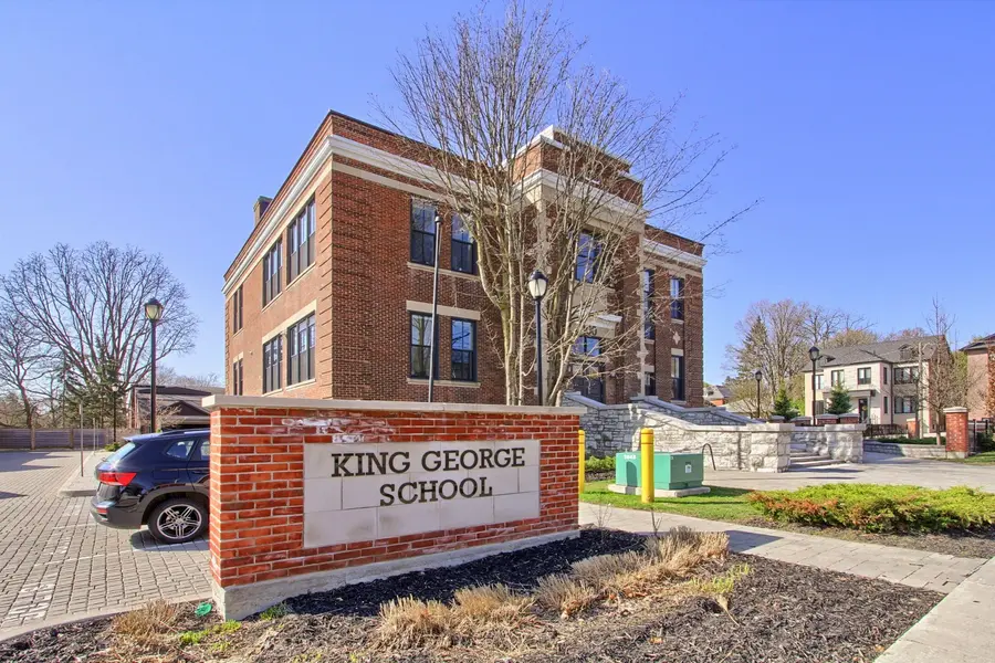 400 Park AVE #203, Newmarket, ON L3Y 1V8