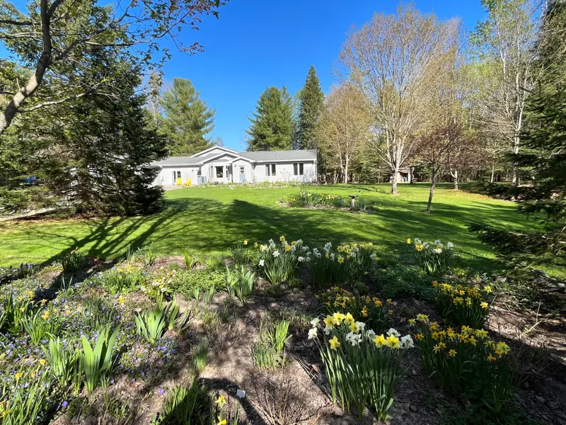 57 Hiawatha DR, Huntsville, ON P0B 1L0