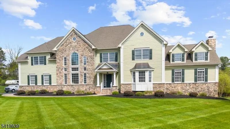 4 Steinbeck Ct, Alexandria Twp., NJ 08848