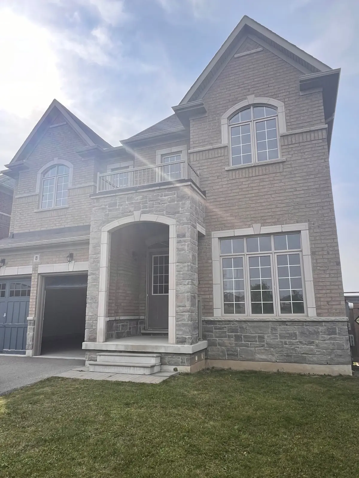 8 Crane ST, Aurora, ON L4G 1C9