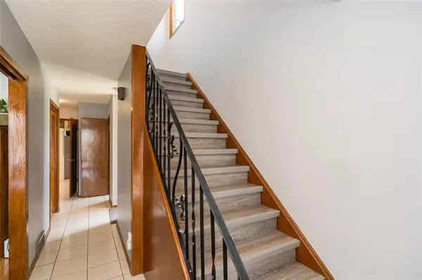 884 Hector AVE, Winnipeg, MB R3M 2G4