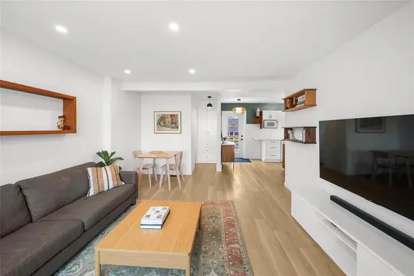 221 Elmhurst RD, Winnipeg, MB R3R 0T5