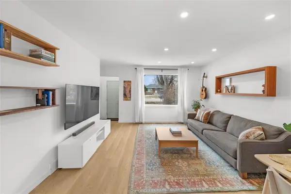 221 Elmhurst RD, Winnipeg, MB R3R 0T5