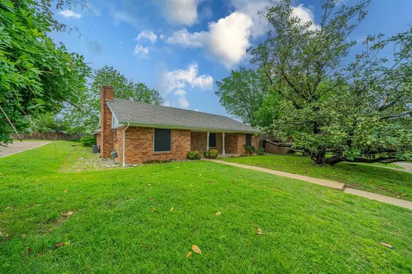 806 E Coral Way, Grand Prairie, TX 75051