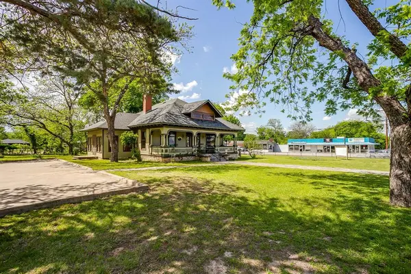 106 S Jones Street, Granbury, TX 76048