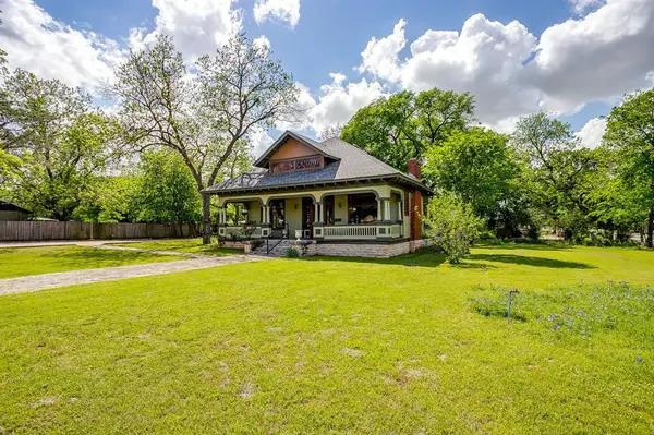 106 S Jones Street, Granbury, TX 76048