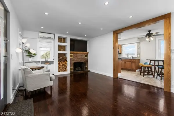 6 Lakeview Ter, Stanhope Boro, NJ 07874