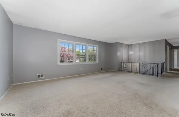 214 Powderhorn Dr, Lopatcong Twp., NJ 08865