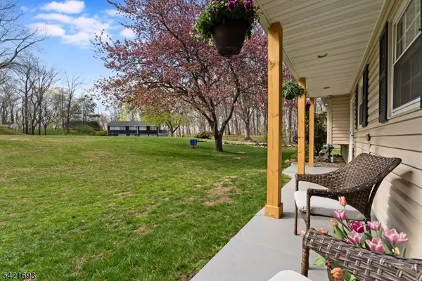 16 Crest Dr, Washington Twp., NJ 07853