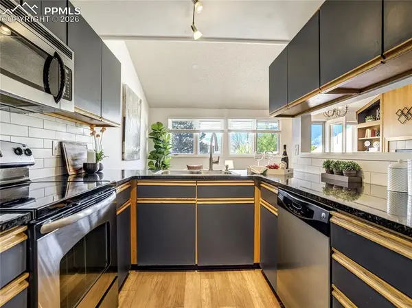 518 Observatory DR, Colorado Springs, CO 80904