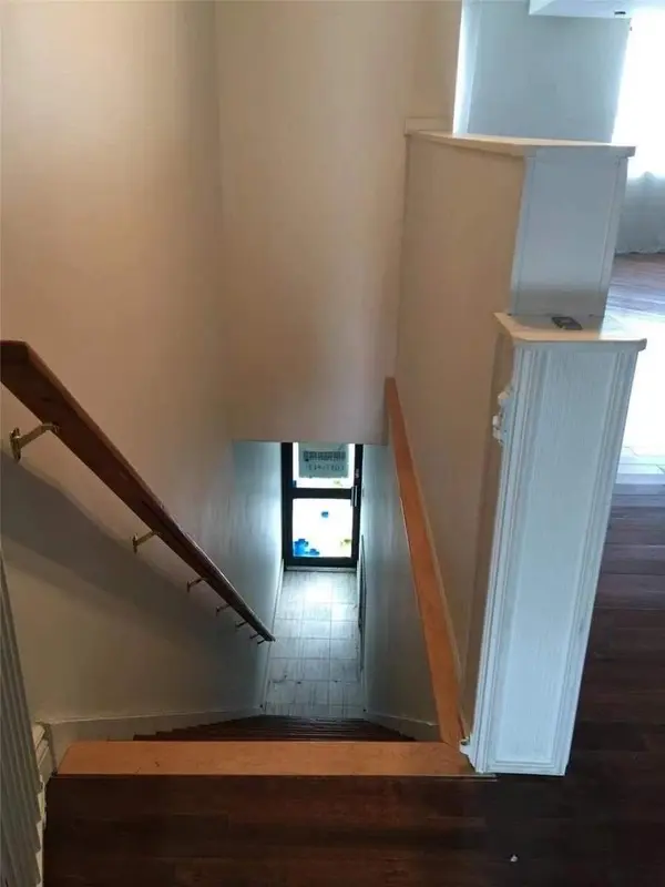 373 Eglinton AVE W #2nd, Toronto C03, ON M5N 1A3