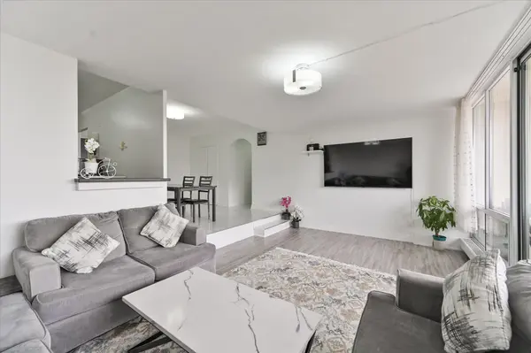 25 Four Winds DR #604, Toronto W05, ON M3J 1K8